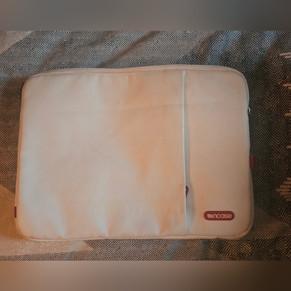 Incase Deluxe Macbook Pro 13 Inch Protective Case. NWOT